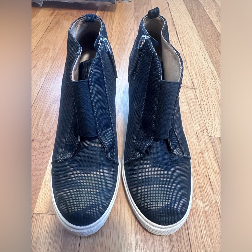 Linea Paolo wedge shoes camo size 6